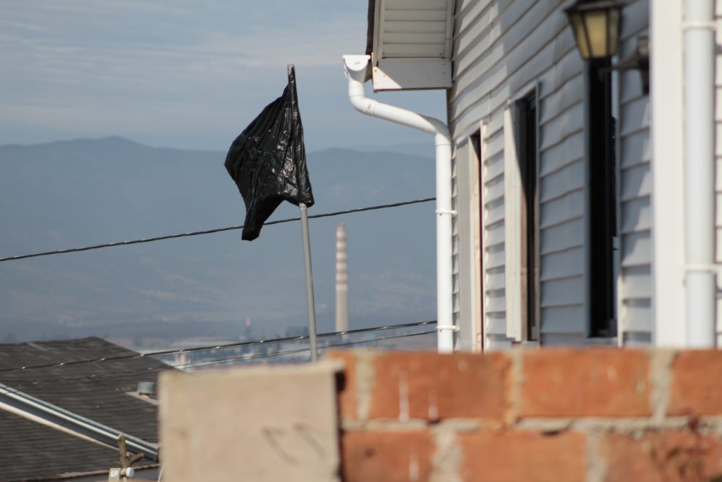bandera negra flameando frente a complejo industrial cordon industrial ventanas en quintero y puchuncaví