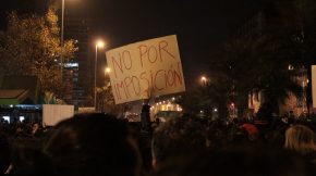 cartel que dice "no por imposición" en marcha por el aborto en Chile imagen de Revista Bravas
