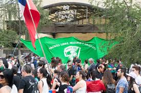 imagen de marcha por el aborto en chile con bandera verde gigante
