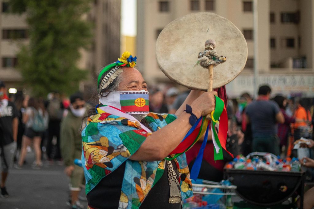 Mujer mapuche en marcha