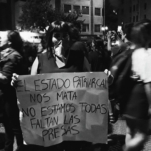 Mujer que sujeta un cartel que indica "El estado patriarcal nos mata. No estamos todas, faltan las presas" para nota sobre mujeres privadas de libertad.