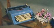 maquina de escribir con flores al lado