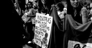 mujer con un cartel en marcha por el aborto y abortar seguramente en Chile