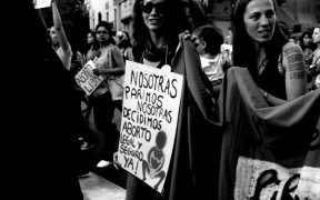 mujer con un cartel en marcha por el aborto y abortar seguramente en Chile