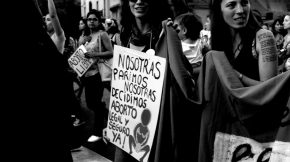 mujer con un cartel en marcha por el aborto y abortar seguramente en Chile