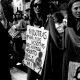 mujer con un cartel en marcha por el aborto y abortar seguramente en Chile