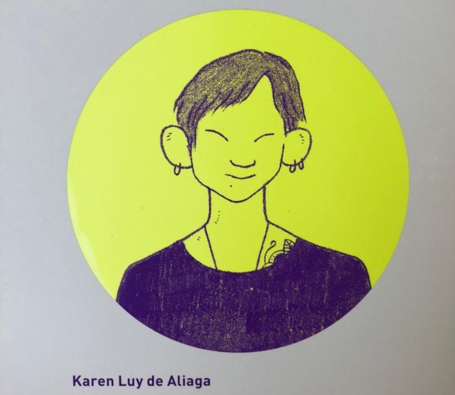 Retrato Ilustrado de la autora Karen Luy de Aliaga con ojos cerrados, piercings en sus orejas y un tatuaje que se asoma en la clavícula